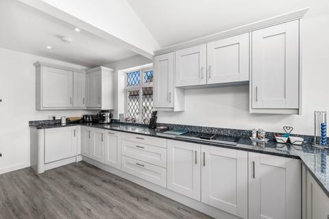 32 Orchard Close, Fetcham, Leatherhead, KT22 9HZ