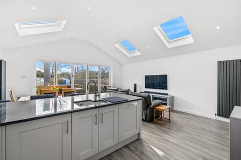 32 Orchard Close, Fetcham, Leatherhead, KT22 9HZ