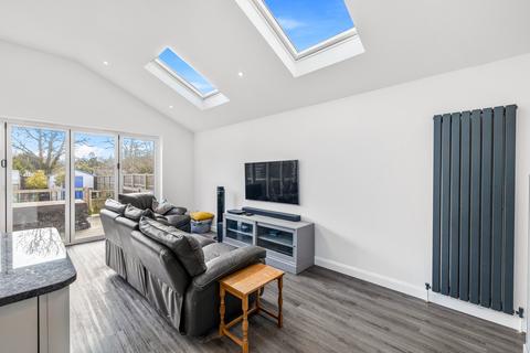 32 Orchard Close, Fetcham, Leatherhead, KT22 9HZ