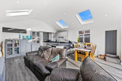 32 Orchard Close, Fetcham, Leatherhead, KT22 9HZ