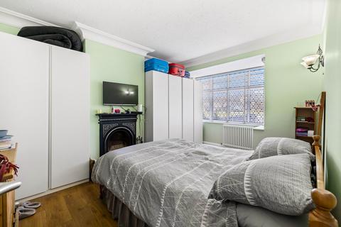 32 Orchard Close, Fetcham, Leatherhead, KT22 9HZ