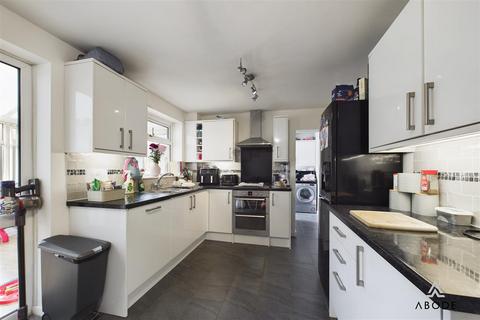 25 Buckingham Close, Stretton, Burton-on-trent, DE13 0JL