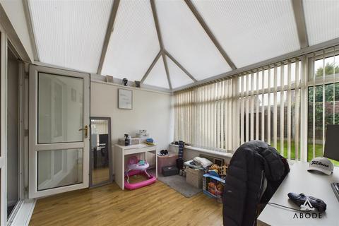 25 Buckingham Close, Stretton, Burton-on-trent, DE13 0JL