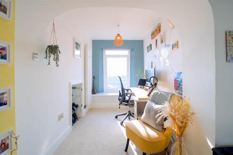 21 Clifton Wood Crescent, Bristol, BS8 4TU