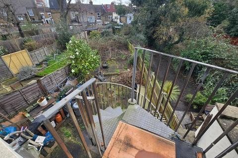 3 bedroom terraced house to rent, Grove Park Road, Tottenham