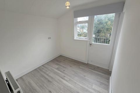 3 bedroom terraced house to rent, Grove Park Road, Tottenham