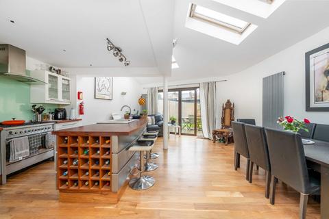 4 bedroom semi-detached house for sale, Broadway Avenue, St Margarets Village