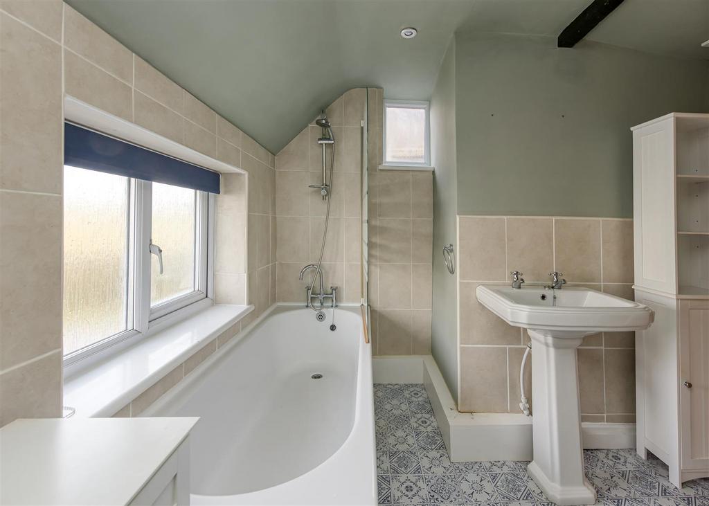 7 Kennels Lane-bath1.jpg