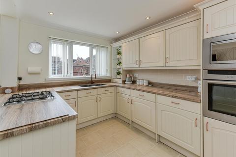 7 Griffiths Drive, Wombourne, Wolverhampton, WV5 0JW
