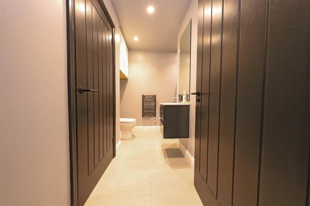 Nicholas james wilbury mews bathroom .jpg