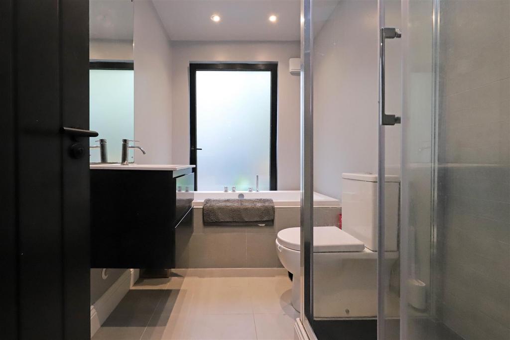 Nicholas james wilbury mews ensuite .jpg