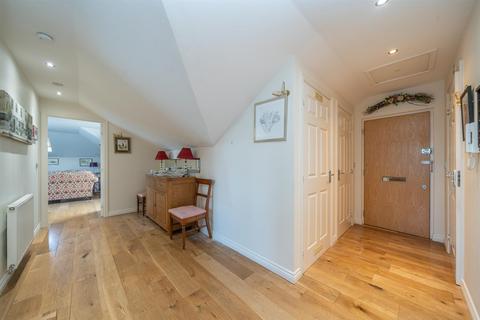 Flat 17, Smeathman Court Heath Lane, Hemel Hempstead, HP1 1AH
