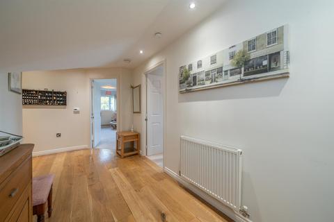Flat 17, Smeathman Court Heath Lane, Hemel Hempstead, HP1 1AH