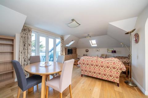 Flat 17, Smeathman Court Heath Lane, Hemel Hempstead, HP1 1AH
