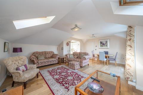 Flat 17, Smeathman Court Heath Lane, Hemel Hempstead, HP1 1AH