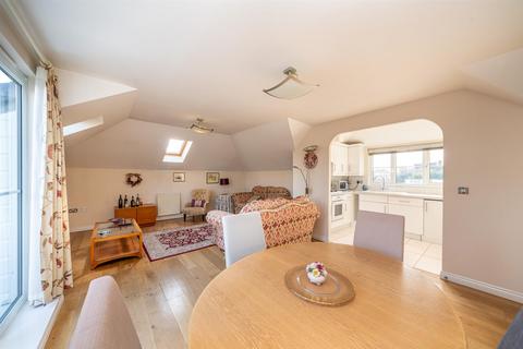 Flat 17, Smeathman Court Heath Lane, Hemel Hempstead, HP1 1AH