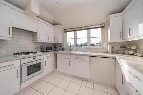 Flat 17, Smeathman Court Heath Lane, Hemel Hempstead, HP1 1AH