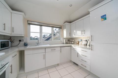 Flat 17, Smeathman Court Heath Lane, Hemel Hempstead, HP1 1AH