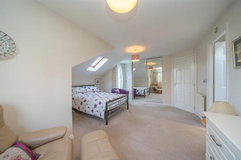 Flat 17, Smeathman Court Heath Lane, Hemel Hempstead, HP1 1AH