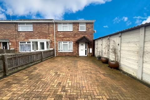 3 bedroom end of terrace house to rent, Foxglove Close, CM8