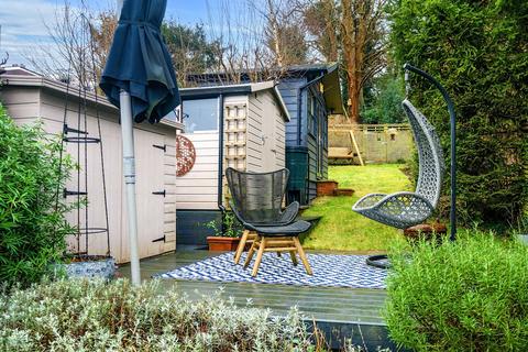 83 Beechwood Road, Caterham, CR3 6NF