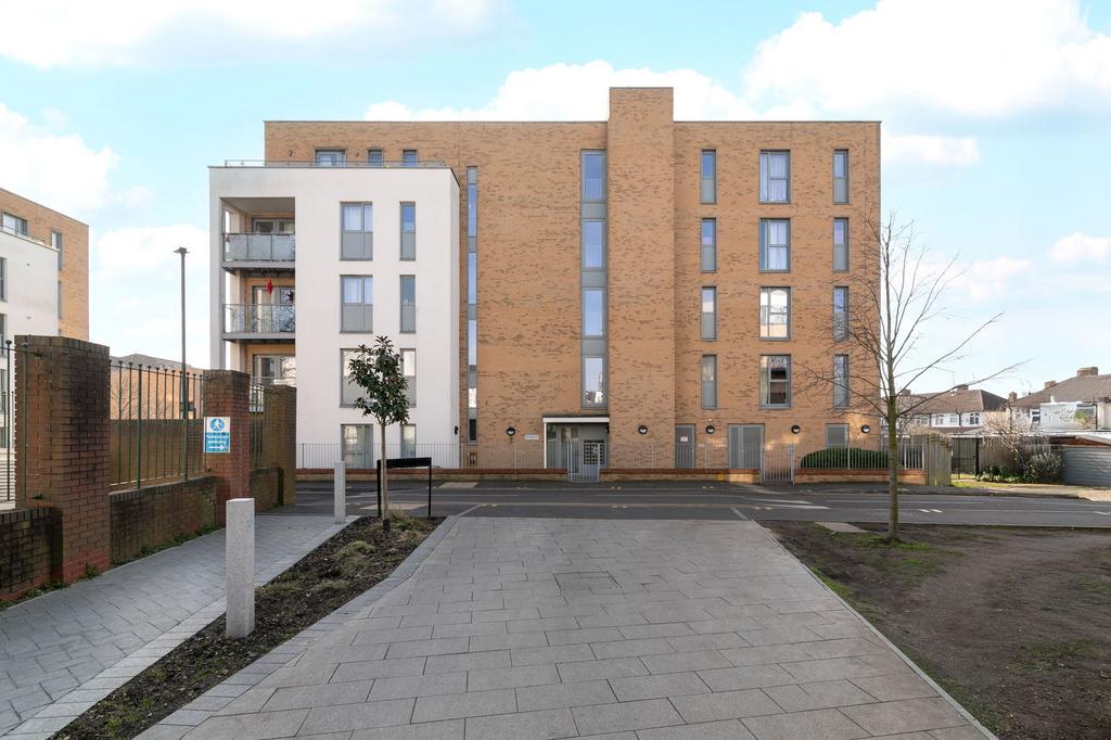 Tw13 Manor Lane, Feltham TW13 2 bed apartment - £300,000
