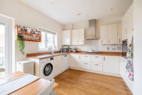 3 bedroom semi-detached house for sale, Oak Avenue, Loddon