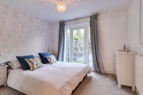 8 Thorne Close, Claygate, Esher, KT10 0HE