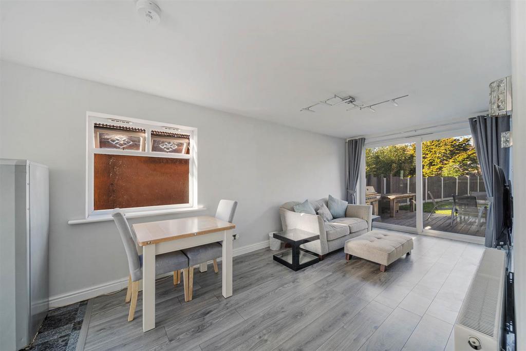 Living and Breakfast Area