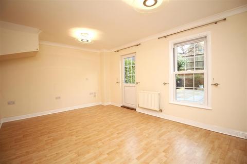 4 bedroom terraced house to rent, George Roche Road, Canterbury