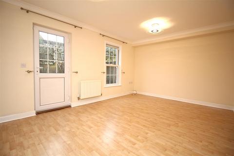 4 bedroom terraced house to rent, George Roche Road, Canterbury