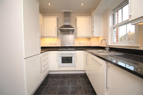 4 bedroom terraced house to rent, George Roche Road, Canterbury