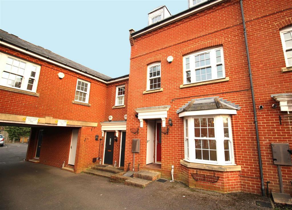 George Roche Road, Canterbury 4 bed terraced house - £1,600 pcm (£369 pw)