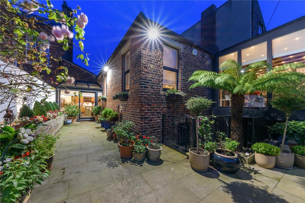 Courtyard Photo 2