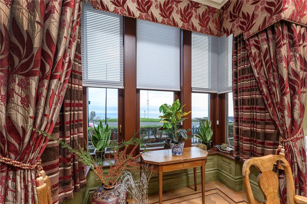 Dining Room Photo 3