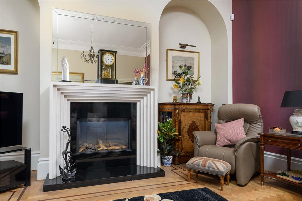 Living Room Photo 4