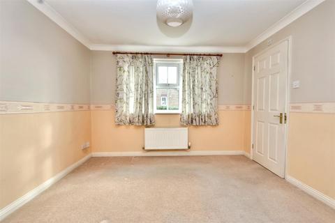 18 Darent Close, Stone Cross, Pevensey, BN24 5PW