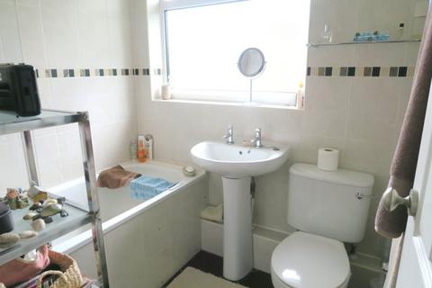 2 bedroom maisonette for sale, Colonial Road, Bedfont, TW14