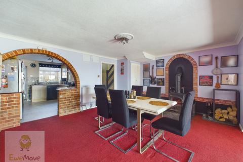 214 Avery Way, Allhallows, Rochester, ME3 9QJ
