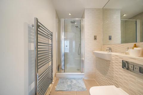 2 bedroom flat for sale, Northwood,  Pinner,  HA5