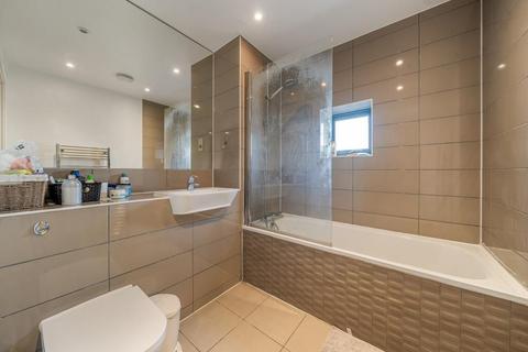 2 bedroom flat for sale, Northwood,  Pinner,  HA5