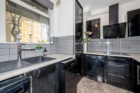 3 bedroom flat for sale, Priory Green Estate, Islington, London, N1