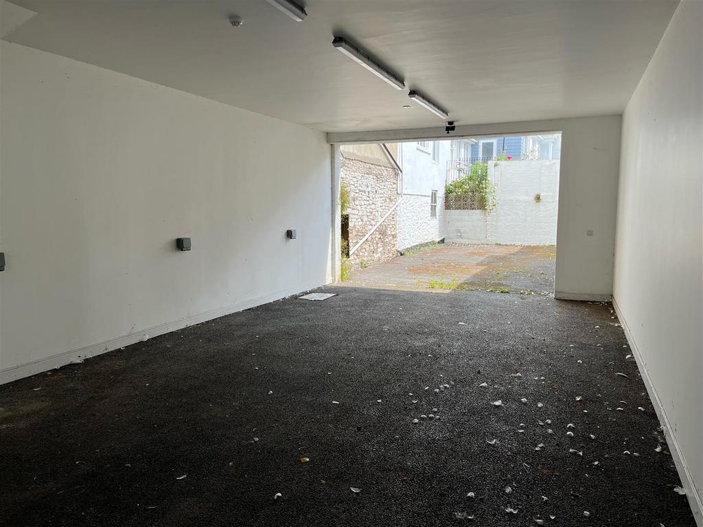 Garage 1.jpg