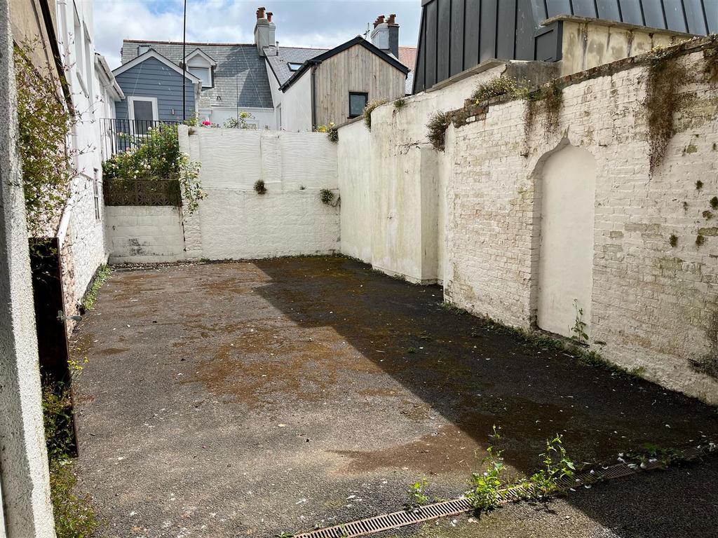Garage 2.jpg