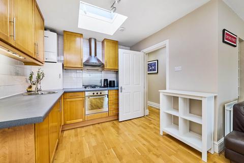 2 bedroom flat to rent, St John's Hill, London, SW11