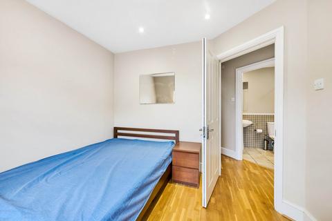 2 bedroom flat to rent, St John's Hill, London, SW11