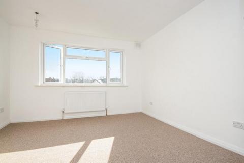 3 bedroom flat to rent, Park Court, London SW12