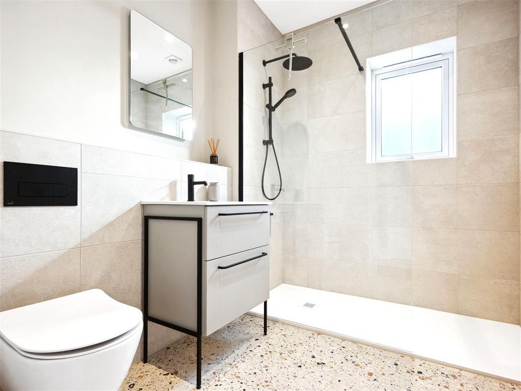 Groundfloor shower room.JPG