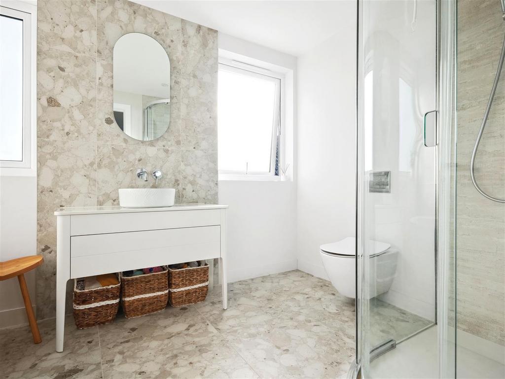 Family Bathroom2.JPG