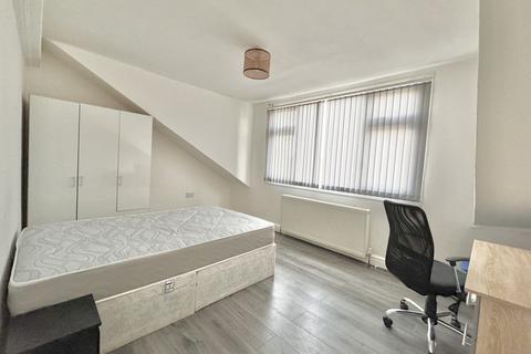 4 bedroom end of terrace house to rent, Barkly Terrace,  Leeds, LS11